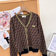 🆕Fendi 26FW新款双F满印V领针织开衫🍩 经典满幅双F老花提花,辨识度直接拉满,复古高级感狠狠拿捏! V领门襟搭 🆕Fendi 26FW新款双F满印V领针织开衫🍩 经典满幅双F老花提花,辨识度直接拉满,复古高级感狠狠拿捏! V领门襟搭