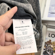 🆕Alexander Wang 2026秋冬新款胸前假口袋数码直喷印花图案字母印花长袖T恤,宽松廓形,垂坠感十足,既符合 🆕Alexander Wang 2026秋冬新款胸前假口袋数码直喷印花图案字母印花长袖T恤,宽松廓形,垂坠感十足,既符合