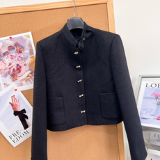 🆕Dior 26秋冬蜻蜓扣羊毛短外套,千金感小黑外套🖤自带优雅氛围感的一件羊毛短款上衣! 别致小立领搭配精致蝴蝶结,温柔 🆕Dior 26秋冬蜻蜓扣羊毛短外套,千金感小黑外套🖤自带优雅氛围感的一件羊毛短款上衣! 别致小立领搭配精致蝴蝶结,温柔