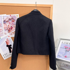 🆕Dior 26秋冬蜻蜓扣羊毛短外套,千金感小黑外套🖤自带优雅氛围感的一件羊毛短款上衣! 别致小立领搭配精致蝴蝶结,温柔 🆕Dior 26秋冬蜻蜓扣羊毛短外套,千金感小黑外套🖤自带优雅氛围感的一件羊毛短款上衣! 别致小立领搭配精致蝴蝶结,温柔