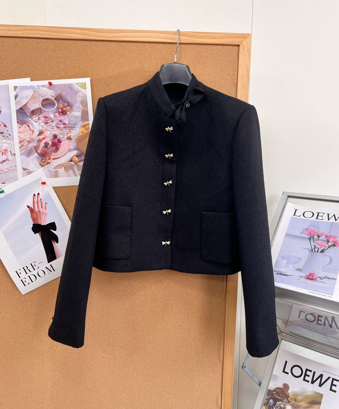 🆕Dior 26秋冬蜻蜓扣羊毛短外套，千金感小黑外套🖤自带优雅氛围感的一件羊毛短款上衣！ 别致小立领搭配精致蝴蝶结，温柔
