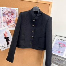 🆕Dior 26秋冬蜻蜓扣羊毛短外套,千金感小黑外套🖤自带优雅氛围感的一件羊毛短款上衣! 别致小立领搭配精致蝴蝶结,温柔 🆕Dior 26秋冬蜻蜓扣羊毛短外套,千金感小黑外套🖤自带优雅氛围感的一件羊毛短款上衣! 别致小立领搭配精致蝴蝶结,温柔
