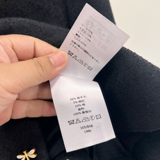 🆕Dior 26秋冬蜻蜓扣羊毛短外套,千金感小黑外套🖤自带优雅氛围感的一件羊毛短款上衣! 别致小立领搭配精致蝴蝶结,温柔 🆕Dior 26秋冬蜻蜓扣羊毛短外套,千金感小黑外套🖤自带优雅氛围感的一件羊毛短款上衣! 别致小立领搭配精致蝴蝶结,温柔
