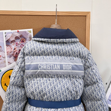 🆕Dior26秋冬Oblique老花收腰棉服,蓝白老花太绝了,经典Oblique满印老花自带复古轻奢氛围感 浅蓝底色温柔 🆕Dior26秋冬Oblique老花收腰棉服,蓝白老花太绝了,经典Oblique满印老花自带复古轻奢氛围感 浅蓝底色温柔