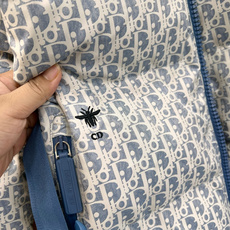 🆕Dior26秋冬Oblique老花收腰棉服,蓝白老花太绝了,经典Oblique满印老花自带复古轻奢氛围感 浅蓝底色温柔 🆕Dior26秋冬Oblique老花收腰棉服,蓝白老花太绝了,经典Oblique满印老花自带复古轻奢氛围感 浅蓝底色温柔