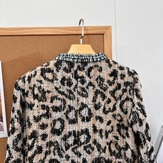 🆕Chanel 26秋冬新品豹纹粗花呢短外套、野性豹纹印花碰撞经典小香工艺,刚柔并济,打造与众不同的摩登复古气质。衣身边 🆕Chanel 26秋冬新品豹纹粗花呢短外套、野性豹纹印花碰撞经典小香工艺,刚柔并济,打造与众不同的摩登复古气质。衣身边