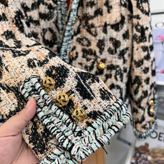 🆕Chanel 26秋冬新品豹纹粗花呢短外套、野性豹纹印花碰撞经典小香工艺,刚柔并济,打造与众不同的摩登复古气质。衣身边 🆕Chanel 26秋冬新品豹纹粗花呢短外套、野性豹纹印花碰撞经典小香工艺,刚柔并济,打造与众不同的摩登复古气质。衣身边