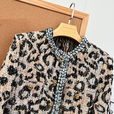 🆕Chanel 26秋冬新品豹纹粗花呢短外套、野性豹纹印花碰撞经典小香工艺,刚柔并济,打造与众不同的摩登复古气质。衣身边 🆕Chanel 26秋冬新品豹纹粗花呢短外套、野性豹纹印花碰撞经典小香工艺,刚柔并济,打造与众不同的摩登复古气质。衣身边