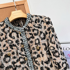🆕Chanel 26秋冬新品豹纹粗花呢短外套、野性豹纹印花碰撞经典小香工艺,刚柔并济,打造与众不同的摩登复古气质。衣身边 🆕Chanel 26秋冬新品豹纹粗花呢短外套、野性豹纹印花碰撞经典小香工艺,刚柔并济,打造与众不同的摩登复古气质。衣身边