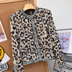🆕Chanel 26秋冬新品豹纹粗花呢短外套、野性豹纹印花碰撞经典小香工艺,刚柔并济,打造与众不同的摩登复古气质。衣身边 🆕Chanel 26秋冬新品豹纹粗花呢短外套、野性豹纹印花碰撞经典小香工艺,刚柔并济,打造与众不同的摩登复古气质。衣身边
