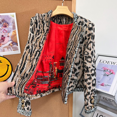 🆕Chanel 26秋冬新品豹纹粗花呢短外套、野性豹纹印花碰撞经典小香工艺,刚柔并济,打造与众不同的摩登复古气质。衣身边 🆕Chanel 26秋冬新品豹纹粗花呢短外套、野性豹纹印花碰撞经典小香工艺,刚柔并济,打造与众不同的摩登复古气质。衣身边