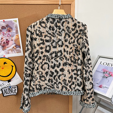 🆕Chanel 26秋冬新品豹纹粗花呢短外套、野性豹纹印花碰撞经典小香工艺,刚柔并济,打造与众不同的摩登复古气质。衣身边 🆕Chanel 26秋冬新品豹纹粗花呢短外套、野性豹纹印花碰撞经典小香工艺,刚柔并济,打造与众不同的摩登复古气质。衣身边
