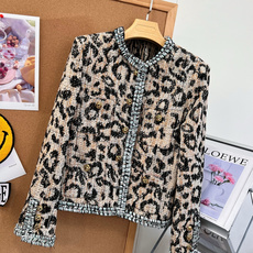 🆕Chanel 26秋冬新品豹纹粗花呢短外套、野性豹纹印花碰撞经典小香工艺,刚柔并济,打造与众不同的摩登复古气质。衣身边 🆕Chanel 26秋冬新品豹纹粗花呢短外套、野性豹纹印花碰撞经典小香工艺,刚柔并济,打造与众不同的摩登复古气质。衣身边