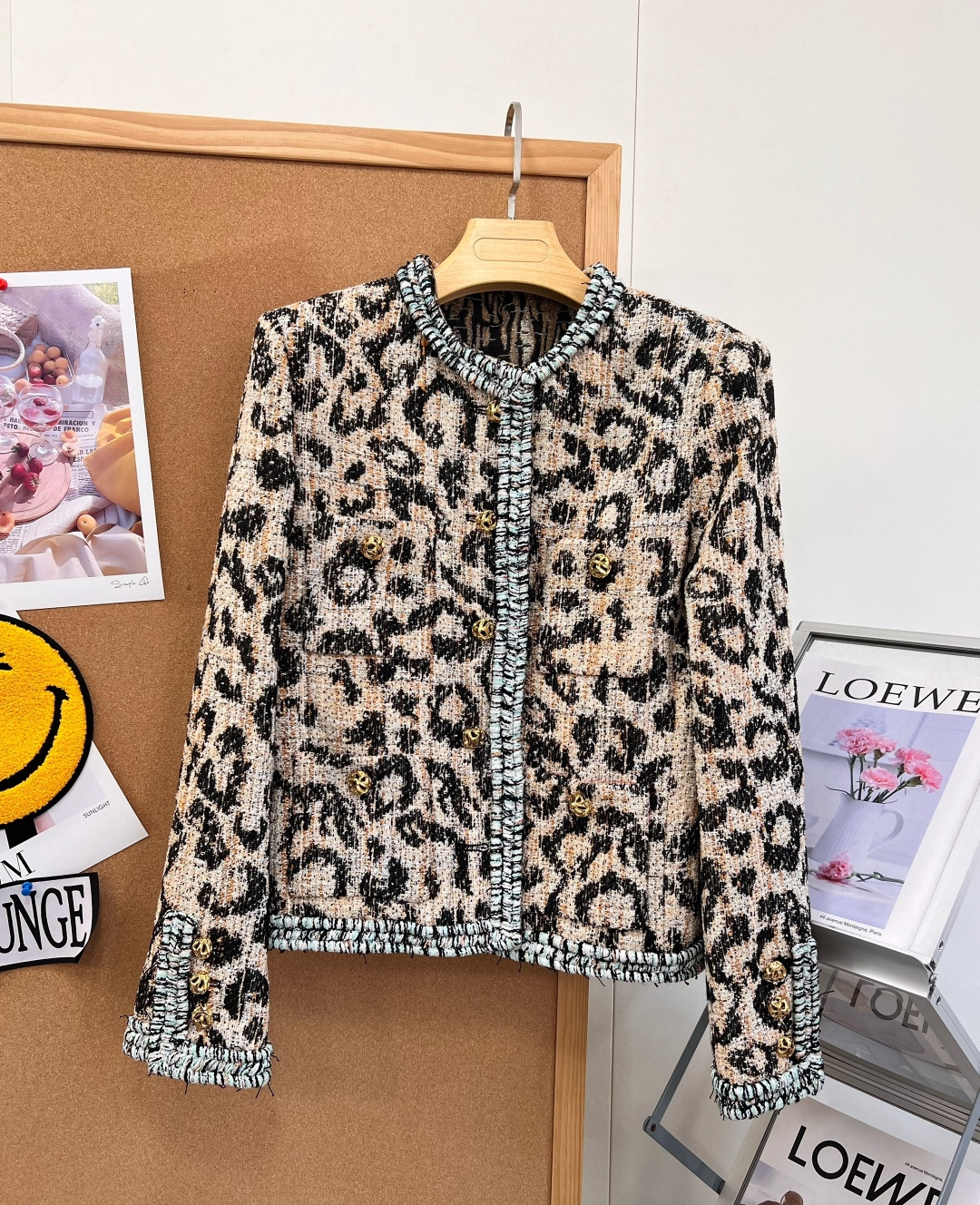 🆕Chanel 26秋冬新品豹纹粗花呢短外套、野性豹纹印花碰撞经典小香工艺，刚柔并济，打造与众不同的摩登复古气质。衣身边