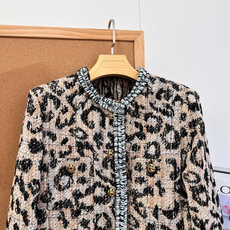 🆕Chanel 26秋冬新品豹纹粗花呢短外套、野性豹纹印花碰撞经典小香工艺,刚柔并济,打造与众不同的摩登复古气质。衣身边 🆕Chanel 26秋冬新品豹纹粗花呢短外套、野性豹纹印花碰撞经典小香工艺,刚柔并济,打造与众不同的摩登复古气质。衣身边