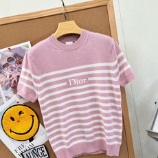 🆕Dior新款粉白条纹针织短袖,温柔甜妹氛围感💗 夏日/早秋刚需温柔系针织小上衣,粉白相间经典横条纹,自带法式松弛感。 🆕Dior新款粉白条纹针织短袖,温柔甜妹氛围感💗 夏日/早秋刚需温柔系针织小上衣,粉白相间经典横条纹,自带法式松弛感。