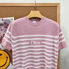 🆕Dior新款粉白条纹针织短袖,温柔甜妹氛围感💗 夏日/早秋刚需温柔系针织小上衣,粉白相间经典横条纹,自带法式松弛感。 🆕Dior新款粉白条纹针织短袖,温柔甜妹氛围感💗 夏日/早秋刚需温柔系针织小上衣,粉白相间经典横条纹,自带法式松弛感。