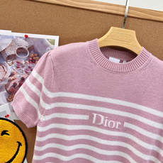 🆕Dior新款粉白条纹针织短袖,温柔甜妹氛围感💗 夏日/早秋刚需温柔系针织小上衣,粉白相间经典横条纹,自带法式松弛感。 🆕Dior新款粉白条纹针织短袖,温柔甜妹氛围感💗 夏日/早秋刚需温柔系针织小上衣,粉白相间经典横条纹,自带法式松弛感。