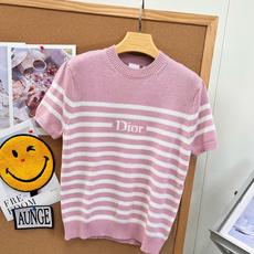🆕Dior新款粉白条纹针织短袖,温柔甜妹氛围感💗 夏日/早秋刚需温柔系针织小上衣,粉白相间经典横条纹,自带法式松弛感。 🆕Dior新款粉白条纹针织短袖,温柔甜妹氛围感💗 夏日/早秋刚需温柔系针织小上衣,粉白相间经典横条纹,自带法式松弛感。