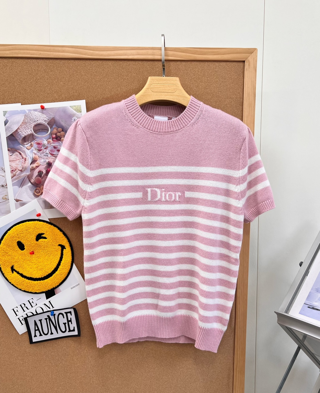🆕Dior新款粉白条纹针织短袖，温柔甜妹氛围感💗 夏日/早秋刚需温柔系针织小上衣，粉白相间经典横条纹，自带法式松弛感。 