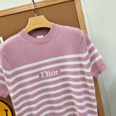 🆕Dior新款粉白条纹针织短袖,温柔甜妹氛围感💗 夏日/早秋刚需温柔系针织小上衣,粉白相间经典横条纹,自带法式松弛感。 🆕Dior新款粉白条纹针织短袖,温柔甜妹氛围感💗 夏日/早秋刚需温柔系针织小上衣,粉白相间经典横条纹,自带法式松弛感。