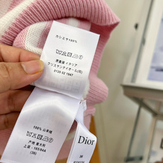 🆕Dior新款粉白条纹针织短袖,温柔甜妹氛围感💗 夏日/早秋刚需温柔系针织小上衣,粉白相间经典横条纹,自带法式松弛感。 🆕Dior新款粉白条纹针织短袖,温柔甜妹氛围感💗 夏日/早秋刚需温柔系针织小上衣,粉白相间经典横条纹,自带法式松弛感。