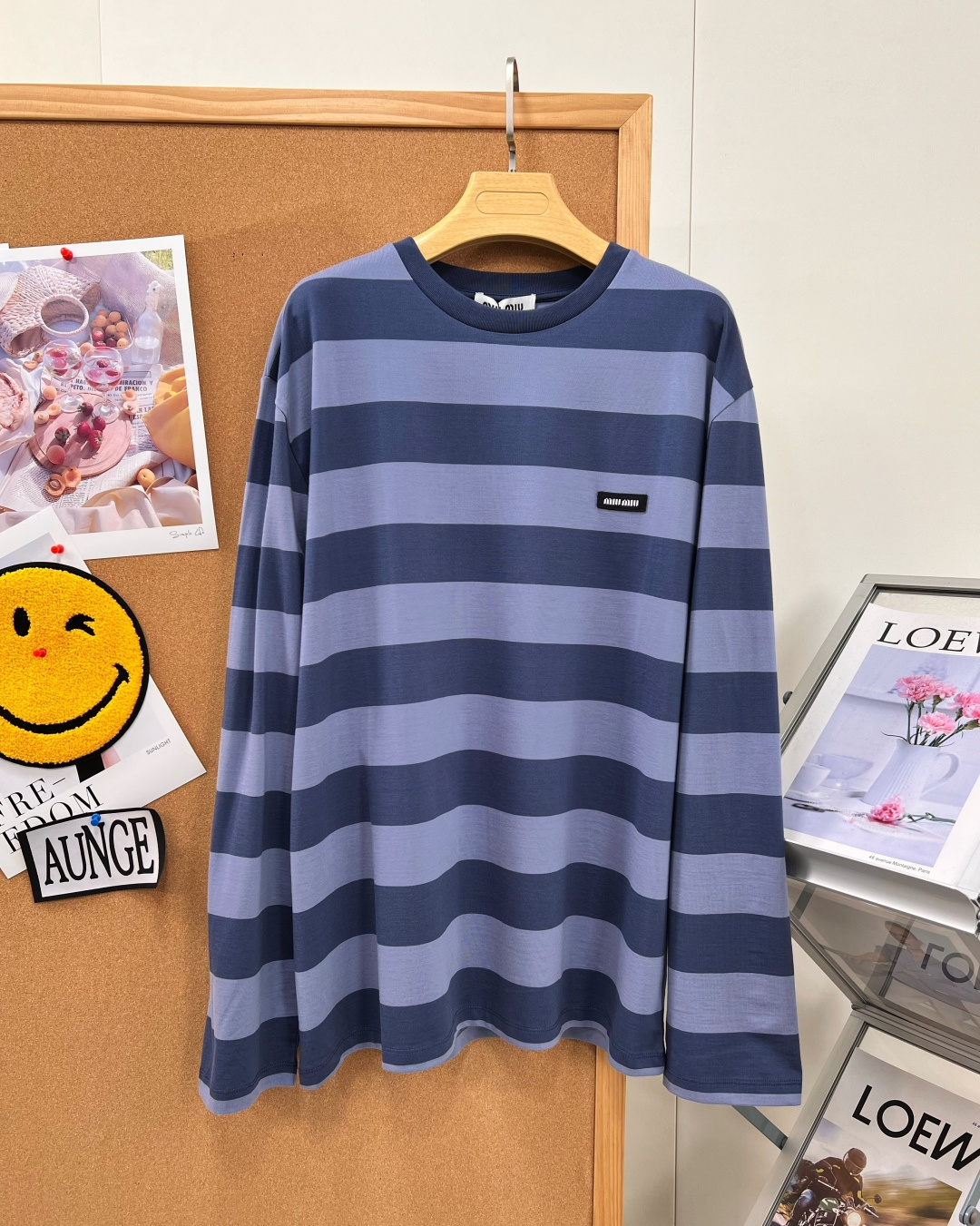 🆕MiuMiu蓝调宽条纹长长袖T恤，松弛感学院天花板💙原版开发的宽条纹打底太戳我！深浅雾霾蓝撞色条纹，低饱和配色温柔又复