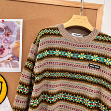🆕MiuMiu复古费尔岛提花针织上衣,中古氛围感封神💛原版开发费尔岛提花毛衣太有味道啦! 经典民族风条纹+花朵钩花提花, 🆕MiuMiu复古费尔岛提花针织上衣,中古氛围感封神💛原版开发费尔岛提花毛衣太有味道啦! 经典民族风条纹+花朵钩花提花,