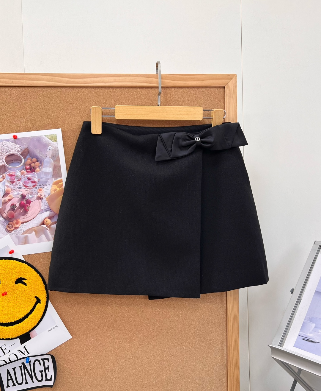 🆕Dior新款蝴蝶结A字短裙，富家千金甜酷标配🎀 面料是66%涤纶+18%粘胶+16%腈纶配比，细腻挺括，抗皱好打理，不