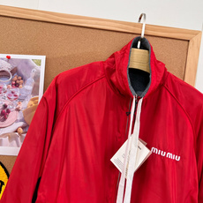 🆕MiuMiu 26秋冬新款 双面飞行员夹克|赵今麦同款,原版开发,正品级还原,对标官网细节,源自经典运动制服,双面穿结 🆕MiuMiu 26秋冬新款 双面飞行员夹克|赵今麦同款,原版开发,正品级还原,对标官网细节,源自经典运动制服,双面穿结