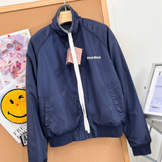 🆕MiuMiu 26秋冬新款 双面飞行员夹克|赵今麦同款,原版开发,正品级还原,对标官网细节,源自经典运动制服,双面穿结 🆕MiuMiu 26秋冬新款 双面飞行员夹克|赵今麦同款,原版开发,正品级还原,对标官网细节,源自经典运动制服,双面穿结