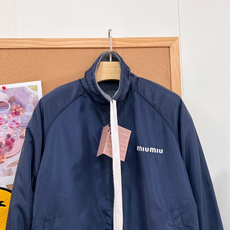 🆕MiuMiu 26秋冬新款 双面飞行员夹克|赵今麦同款,原版开发,正品级还原,对标官网细节,源自经典运动制服,双面穿结 🆕MiuMiu 26秋冬新款 双面飞行员夹克|赵今麦同款,原版开发,正品级还原,对标官网细节,源自经典运动制服,双面穿结