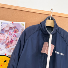🆕MiuMiu 26秋冬新款 双面飞行员夹克|赵今麦同款,原版开发,正品级还原,对标官网细节,源自经典运动制服,双面穿结 🆕MiuMiu 26秋冬新款 双面飞行员夹克|赵今麦同款,原版开发,正品级还原,对标官网细节,源自经典运动制服,双面穿结