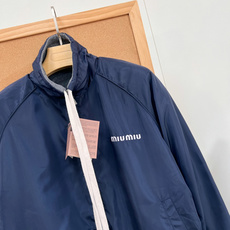 🆕MiuMiu 26秋冬新款 双面飞行员夹克|赵今麦同款,原版开发,正品级还原,对标官网细节,源自经典运动制服,双面穿结 🆕MiuMiu 26秋冬新款 双面飞行员夹克|赵今麦同款,原版开发,正品级还原,对标官网细节,源自经典运动制服,双面穿结
