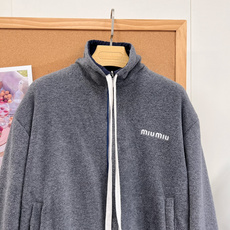 🆕MiuMiu 26秋冬新款 双面飞行员夹克|赵今麦同款,原版开发,正品级还原,对标官网细节,源自经典运动制服,双面穿结 🆕MiuMiu 26秋冬新款 双面飞行员夹克|赵今麦同款,原版开发,正品级还原,对标官网细节,源自经典运动制服,双面穿结