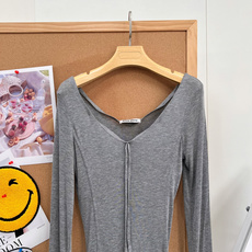 🆕MIU MIU纯色V领系带连衣裙,温柔纯欲天花板💭原版开发,还原原版剪裁细节,氛围感直接拉满 简约高级麻灰调,不挑皮, 🆕MIU MIU纯色V领系带连衣裙,温柔纯欲天花板💭原版开发,还原原版剪裁细节,氛围感直接拉满 简约高级麻灰调,不挑皮,