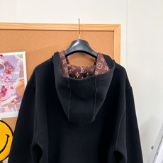 🆕Louis Vuitton25FW秋冬新款 MONOGRAM双面穿连帽开衫,羊毛针织的奢雅双面派,经典老花基因邂逅羊毛 🆕Louis Vuitton25FW秋冬新款 MONOGRAM双面穿连帽开衫,羊毛针织的奢雅双面派,经典老花基因邂逅羊毛
