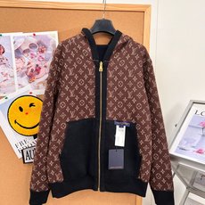 🆕Louis Vuitton25FW秋冬新款 MONOGRAM双面穿连帽开衫,羊毛针织的奢雅双面派,经典老花基因邂逅羊毛 🆕Louis Vuitton25FW秋冬新款 MONOGRAM双面穿连帽开衫,羊毛针织的奢雅双面派,经典老花基因邂逅羊毛