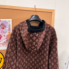🆕Louis Vuitton25FW秋冬新款 MONOGRAM双面穿连帽开衫,羊毛针织的奢雅双面派,经典老花基因邂逅羊毛 🆕Louis Vuitton25FW秋冬新款 MONOGRAM双面穿连帽开衫,羊毛针织的奢雅双面派,经典老花基因邂逅羊毛