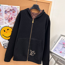 🆕Louis Vuitton25FW秋冬新款 MONOGRAM双面穿连帽开衫,羊毛针织的奢雅双面派,经典老花基因邂逅羊毛 🆕Louis Vuitton25FW秋冬新款 MONOGRAM双面穿连帽开衫,羊毛针织的奢雅双面派,经典老花基因邂逅羊毛