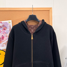 🆕Louis Vuitton25FW秋冬新款 MONOGRAM双面穿连帽开衫,羊毛针织的奢雅双面派,经典老花基因邂逅羊毛 🆕Louis Vuitton25FW秋冬新款 MONOGRAM双面穿连帽开衫,羊毛针织的奢雅双面派,经典老花基因邂逅羊毛
