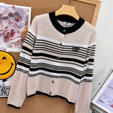 🆕CHANEL新款小香撞色条纹镂空针织开衫,早秋精致感开挂了💫撞色横条纹真的太显层次,黑粉/米黑两种配色都好绝 镂空针织 🆕CHANEL新款小香撞色条纹镂空针织开衫,早秋精致感开挂了💫撞色横条纹真的太显层次,黑粉/米黑两种配色都好绝 镂空针织