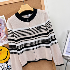 🆕CHANEL新款小香撞色条纹镂空针织开衫,早秋精致感开挂了💫撞色横条纹真的太显层次,黑粉/米黑两种配色都好绝 镂空针织 🆕CHANEL新款小香撞色条纹镂空针织开衫,早秋精致感开挂了💫撞色横条纹真的太显层次,黑粉/米黑两种配色都好绝 镂空针织