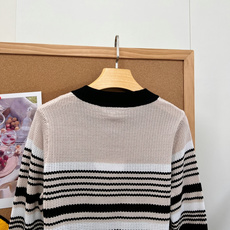 🆕CHANEL新款小香撞色条纹镂空针织开衫,早秋精致感开挂了💫撞色横条纹真的太显层次,黑粉/米黑两种配色都好绝 镂空针织 🆕CHANEL新款小香撞色条纹镂空针织开衫,早秋精致感开挂了💫撞色横条纹真的太显层次,黑粉/米黑两种配色都好绝 镂空针织