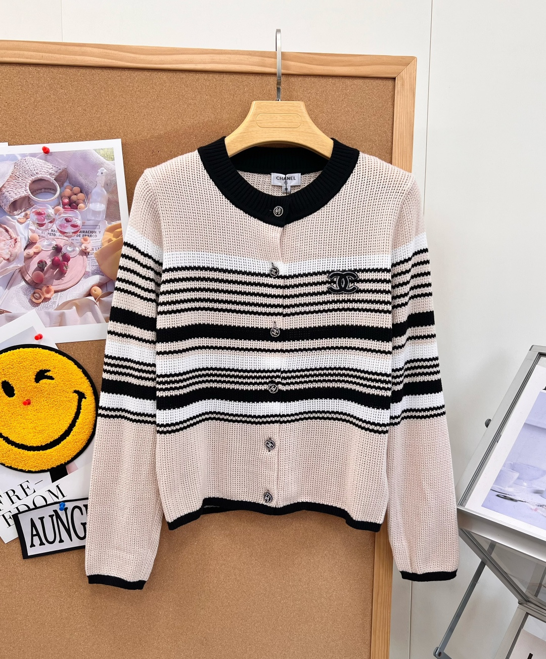 🆕CHANEL新款小香撞色条纹镂空针织开衫，早秋精致感开挂了💫撞色横条纹真的太显层次，黑粉/米黑两种配色都好绝 镂空针织