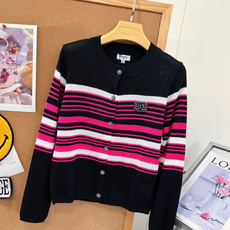 🆕CHANEL新款小香撞色条纹镂空针织开衫,早秋精致感开挂了💫撞色横条纹真的太显层次,黑粉/米黑两种配色都好绝 镂空针织 🆕CHANEL新款小香撞色条纹镂空针织开衫,早秋精致感开挂了💫撞色横条纹真的太显层次,黑粉/米黑两种配色都好绝 镂空针织