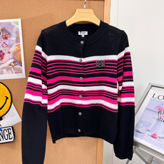 🆕CHANEL新款小香撞色条纹镂空针织开衫,早秋精致感开挂了💫撞色横条纹真的太显层次,黑粉/米黑两种配色都好绝 镂空针织 🆕CHANEL新款小香撞色条纹镂空针织开衫,早秋精致感开挂了💫撞色横条纹真的太显层次,黑粉/米黑两种配色都好绝 镂空针织