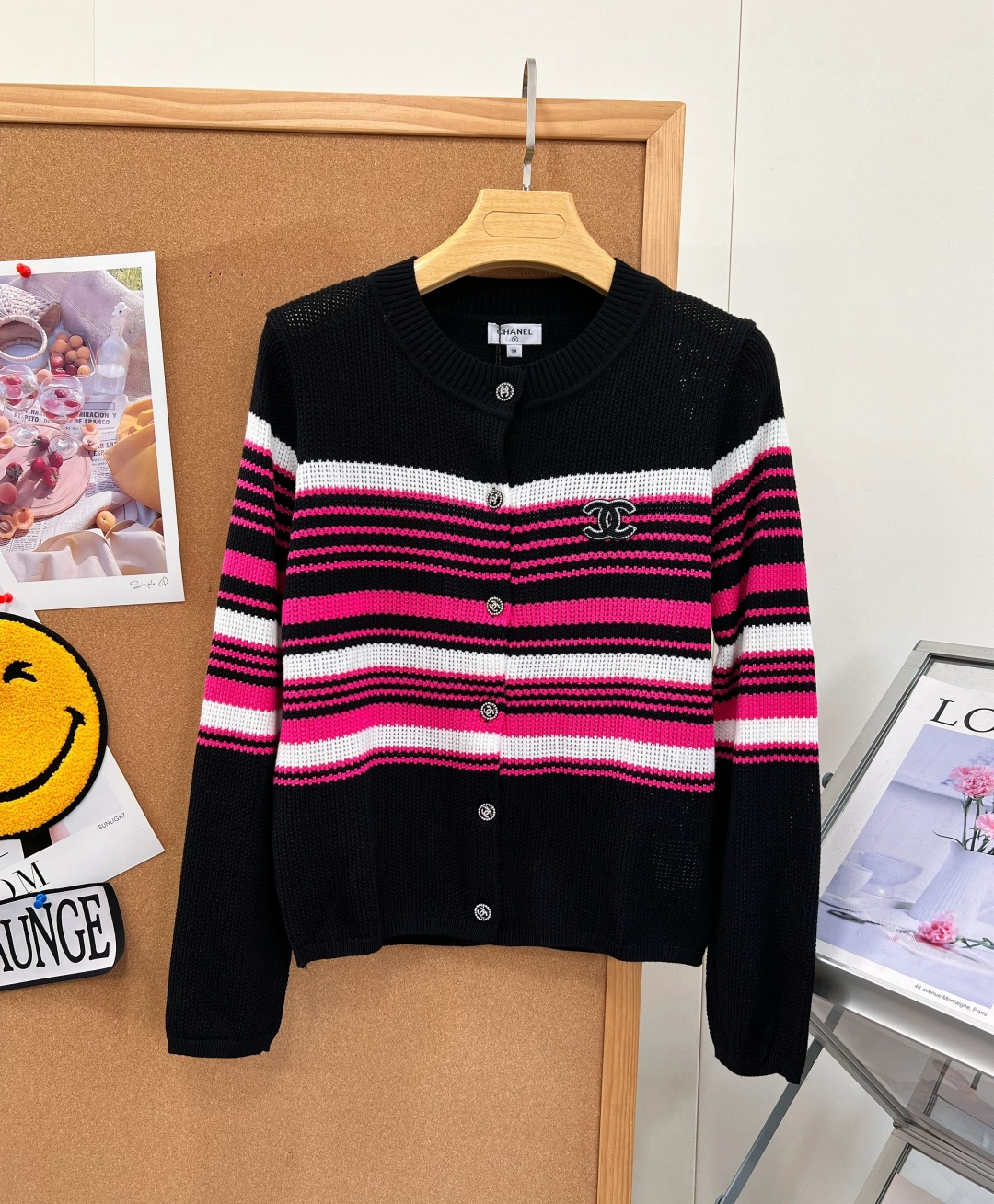 🆕CHANEL新款小香撞色条纹镂空针织开衫，早秋精致感开挂了💫撞色横条纹真的太显层次，黑粉/米黑两种配色都好绝 镂空针织