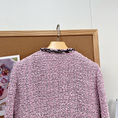🆕Chanel 26秋冬柔雾粉粗花呢小香外套,谁能拒绝这件温柔又显贵的粉调小香!高密粗花呢面料,肌理蓬松立体,经过柔化处 🆕Chanel 26秋冬柔雾粉粗花呢小香外套,谁能拒绝这件温柔又显贵的粉调小香!高密粗花呢面料,肌理蓬松立体,经过柔化处