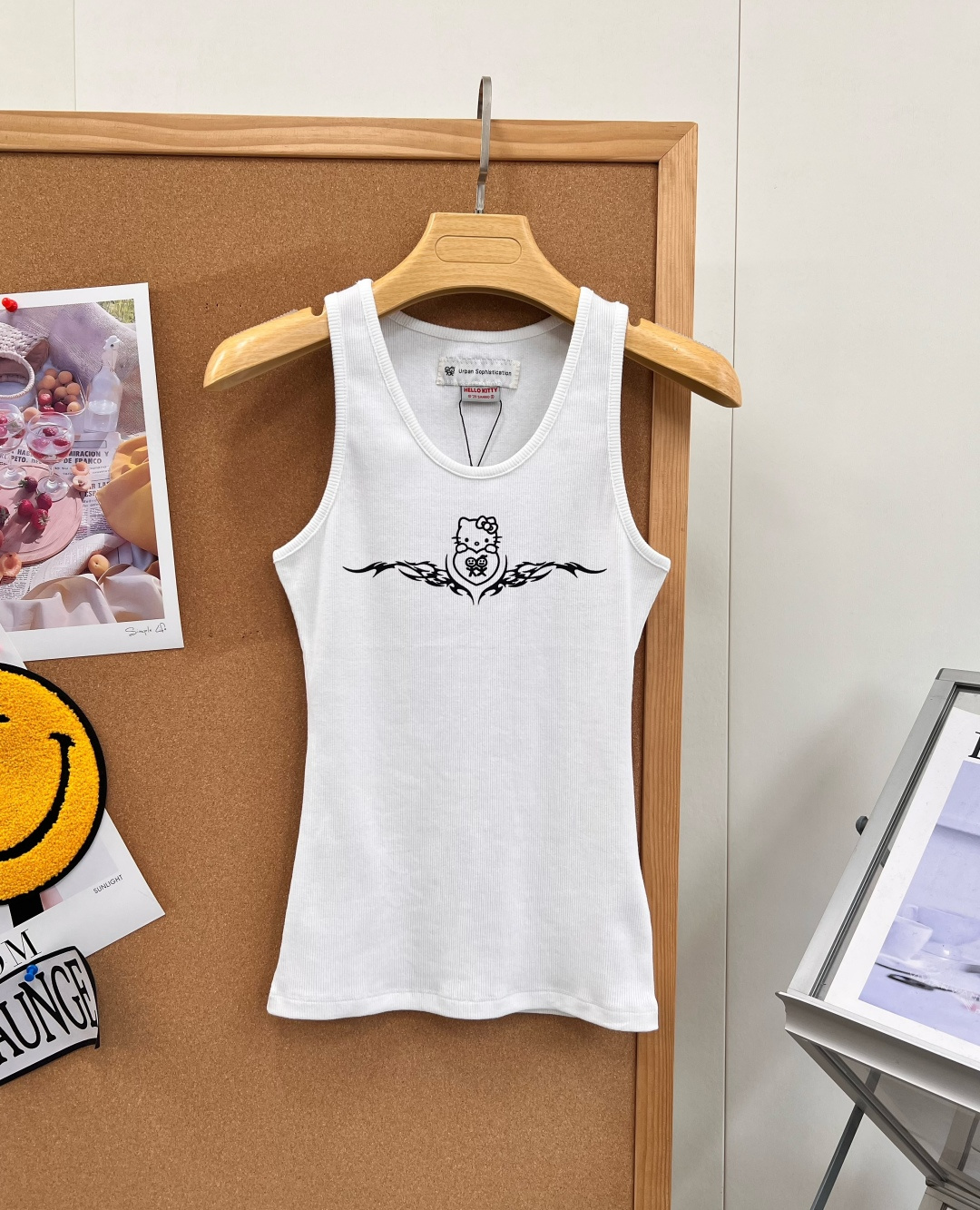 🆕🇰🇷 𝐔𝐫𝐛𝐚𝐧 𝐬𝐨𝐩𝐧𝐢𝐬𝐭𝐢𝐜𝐚𝐭𝐢𝐨𝐧26AW火柴人Kitty联名背心，甜酷少女本命内搭🤍 谁能拒绝软萌Kit